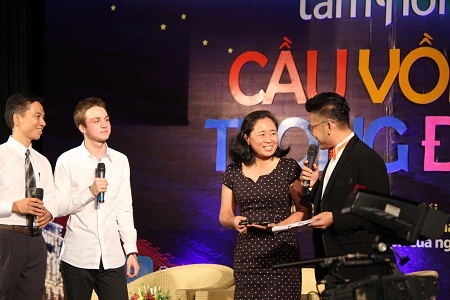 Cô Hà Thanh Vân - hiệu trưởng trường Nguyễn Đình Chiểu đón nhận quà của Mikhail Samarsky.