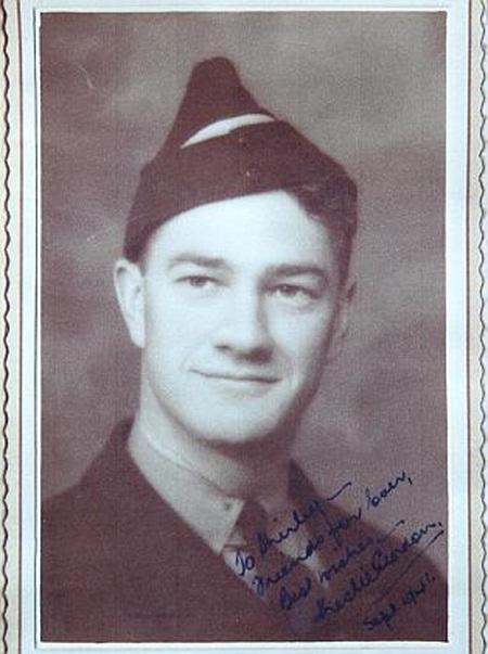 Vợ chồng Chris Bain cùng với những tài liệu liên quan tới ông Sergeant Leslie Gordon.