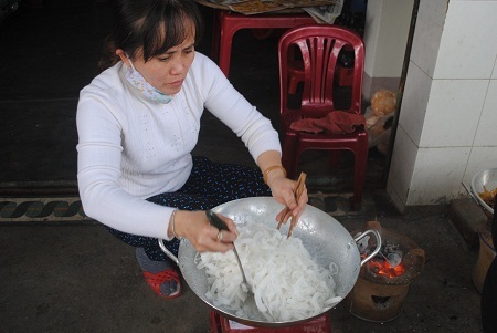 Chị Trang làm món mứt dừa.