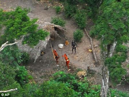 Câu chuyện về hòn đảo đáng sợ trên vịnh Bengal - 3 Luôn sẵn sàng giương cung bắn người lạ, thật khó để tiếp cận những cư dân trên đảo này.
