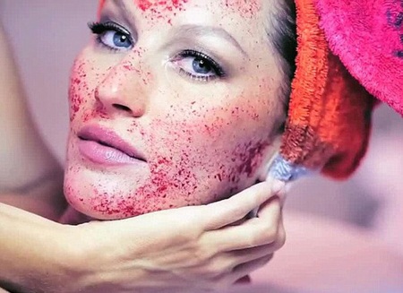 Kinh hãi với trào lưu làm đẹp bằng... máu - 3 Gisele Bundchen với gương mặt đẫm máu trên bìa tạp chí Vogue Italia.