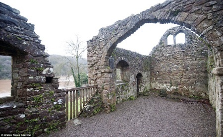 Nhà thờ nằm giữa một vùng đất có khung cảnh thiên nhiên tuyệt đẹp, ngay bên bờ sông Wye.