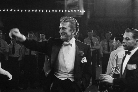 Hình ảnh đẹp nhất trong lịch sử Oscar - 11 Nam diễn viên Kirk Douglas mỉm cười, vẫy tay với người hâm mộ tại lễ trao giải Oscar 1954.