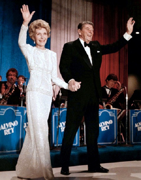 Chiêm ngưỡng những chiếc váy được cất giữ như... “hiện vật lịch sử” - 8 Bà Hillary Clinton khiêu vũ bên Tổng thống Mỹ Bill Clinton trong lễ nhậm chức của ông hồi năm 1993.