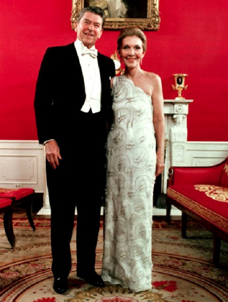 Chiêm ngưỡng những chiếc váy được cất giữ như... “hiện vật lịch sử” - 9 Bà Hillary Clinton khiêu vũ bên Tổng thống Mỹ Bill Clinton trong lễ nhậm chức của ông hồi năm 1993.