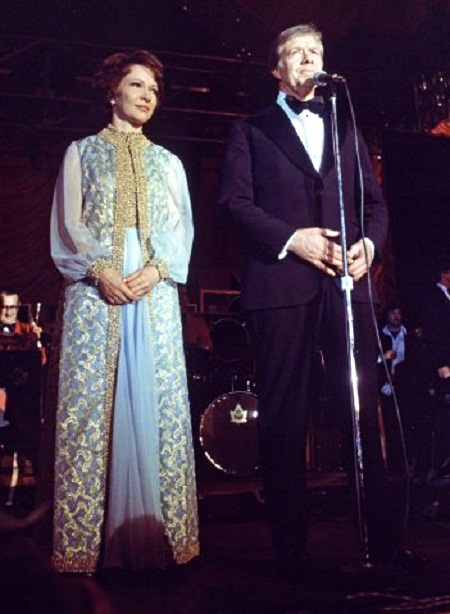 Chiêm ngưỡng những chiếc váy được cất giữ như... “hiện vật lịch sử” - 10 Bà Hillary Clinton khiêu vũ bên Tổng thống Mỹ Bill Clinton trong lễ nhậm chức của ông hồi năm 1993.