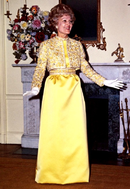 Chiêm ngưỡng những chiếc váy được cất giữ như... “hiện vật lịch sử” - 11 Bà Hillary Clinton khiêu vũ bên Tổng thống Mỹ Bill Clinton trong lễ nhậm chức của ông hồi năm 1993.