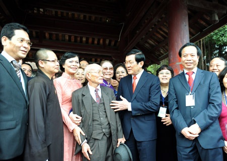 Chủ tịch nước Trương Tấn Sang gặp gỡ kiều bào về thăm quê hương năm 2013 (Ảnh: Hoàng Long)