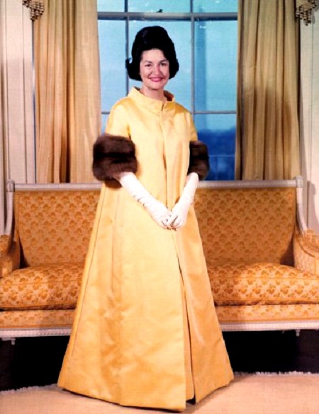 Chiêm ngưỡng những chiếc váy được cất giữ như... “hiện vật lịch sử” - 12 Bà Hillary Clinton khiêu vũ bên Tổng thống Mỹ Bill Clinton trong lễ nhậm chức của ông hồi năm 1993.