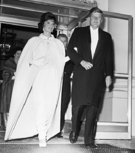 Chiêm ngưỡng những chiếc váy được cất giữ như... “hiện vật lịch sử” - 13 Bà Hillary Clinton khiêu vũ bên Tổng thống Mỹ Bill Clinton trong lễ nhậm chức của ông hồi năm 1993.