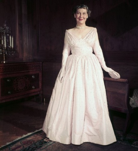 Chiêm ngưỡng những chiếc váy được cất giữ như... “hiện vật lịch sử” - 14 Bà Hillary Clinton khiêu vũ bên Tổng thống Mỹ Bill Clinton trong lễ nhậm chức của ông hồi năm 1993.