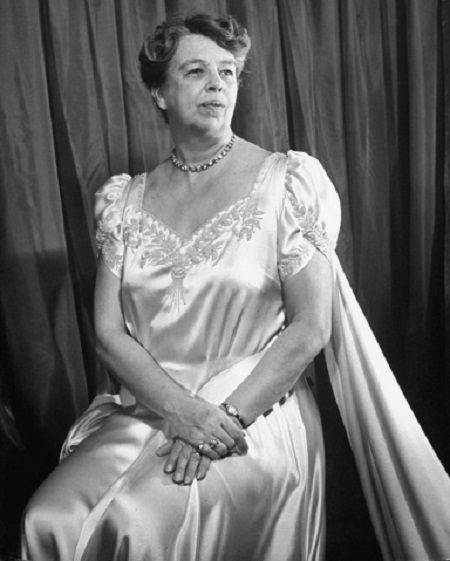 Chiêm ngưỡng những chiếc váy được cất giữ như... “hiện vật lịch sử” - 15 Bà Hillary Clinton khiêu vũ bên Tổng thống Mỹ Bill Clinton trong lễ nhậm chức của ông hồi năm 1993.