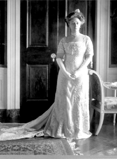 Chiêm ngưỡng những chiếc váy được cất giữ như... “hiện vật lịch sử” - 17 Bà Hillary Clinton khiêu vũ bên Tổng thống Mỹ Bill Clinton trong lễ nhậm chức của ông hồi năm 1993.