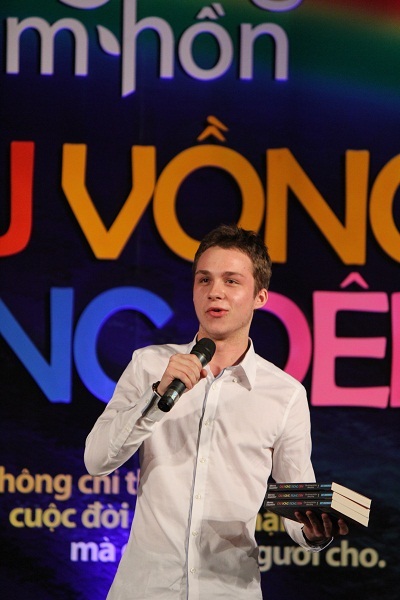 Mikhail Samarsky với nét thánh thiện và lịch lãm đã chinh phục khán giả truyền hình.