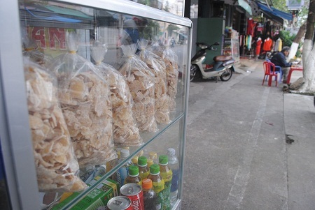 Những gói mứt được đặt trong tủ kính bán cho khách hàng.