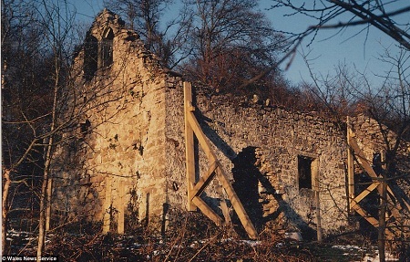 Nhà thờ nằm giữa một vùng đất có khung cảnh thiên nhiên tuyệt đẹp, ngay bên bờ sông Wye.