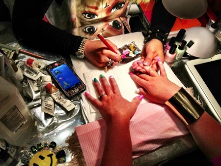 Không khí cuối năm ở tiệm nail xứ người - 3 Tất tả, hối hả, ta vào tiệm, bắt đầu múa kiếm kiếm cơm đây, ráng lên không ăn cháo thay cơm!