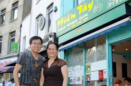 Người “truyền bá” ẩm thực Việt tại xứ sương mù - 1 Chị Lệ và một trong những nhà hàng Miền Tây tại Anh.
