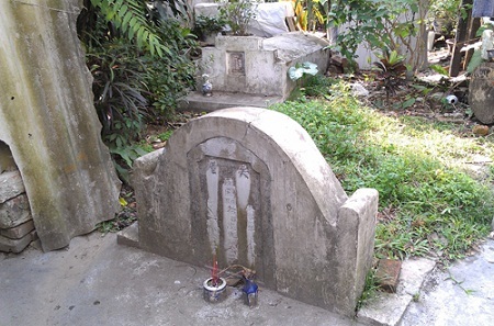 Bí mật nghĩa địa cổ người Tàu trong lòng Hà Nội - 2 Nhiều ngôi mộ nằm ngay trước cửa nhà dân