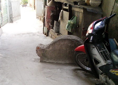 Bí mật nghĩa địa cổ người Tàu trong lòng Hà Nội - 3 Có ngôi mộ nằm ngay giữa ngõ