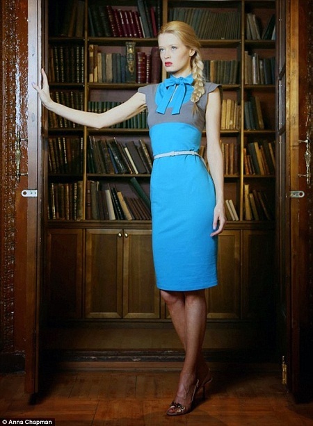 Nữ điệp viên quyến rũ nhất nước Nga tung ra sản phẩm thời trang - 6 Những bộ trang phục này mang phong cách cổ điển mà theo Anna Chapman, chúng rất “đậm chất Nga”.