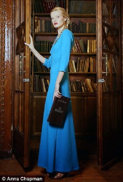 Nữ điệp viên quyến rũ nhất nước Nga tung ra sản phẩm thời trang - 5 Những bộ trang phục này mang phong cách cổ điển mà theo Anna Chapman, chúng rất “đậm chất Nga”.