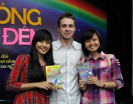 Nhiều bạn trẻ vui mừng khi được chụp ảnh cùng thần đồng văn học Nga.