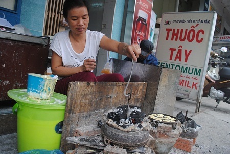 Những gói mứt được đặt trong tủ kính bán cho khách hàng.