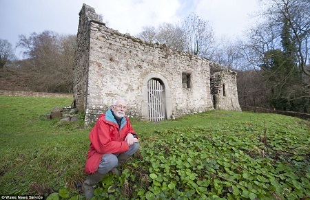 Nhà thờ nằm giữa một vùng đất có khung cảnh thiên nhiên tuyệt đẹp, ngay bên bờ sông Wye.