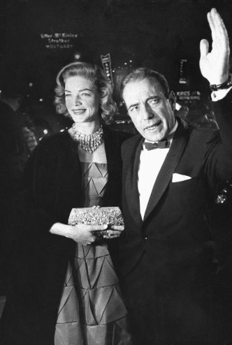 Hình ảnh đẹp nhất trong lịch sử Oscar - 13 Nam tài tử của phim “Casablanca” - Humphrey Bogart xuất hiện cùng vợ tại lễ trao giải năm 1955.