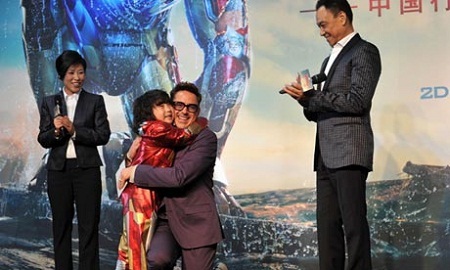 Nam diễn viên Robert Downey quảng bá phim Iron Man 3 tại Trung Quốc