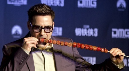 Trung Quốc yêu cầu Hollywood “làm đẹp hình ảnh” cho mình - 1 Nam diễn viên Robert Downey quảng bá phim Iron Man 3 tại Trung Quốc