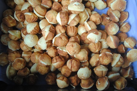 Những chiếc bánh thuẫn được sấy bằng than ấm trước khi đóng gói.