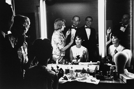 Hình ảnh đẹp nhất trong lịch sử Oscar - 18 Nam tài tử của phim “Casablanca” - Humphrey Bogart xuất hiện cùng vợ tại lễ trao giải năm 1955.