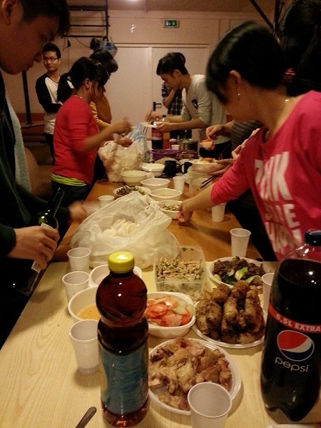 Ngoài trời từng đợt tuyết rơi trắng lạnh buốt.