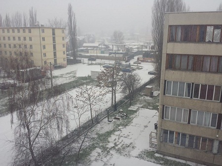 Ngoài trời từng đợt tuyết rơi trắng lạnh buốt.