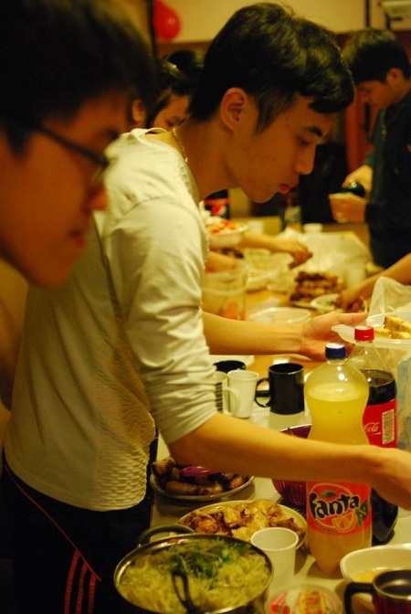 Ngoài trời từng đợt tuyết rơi trắng lạnh buốt.