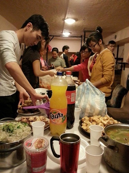 Ngoài trời từng đợt tuyết rơi trắng lạnh buốt.