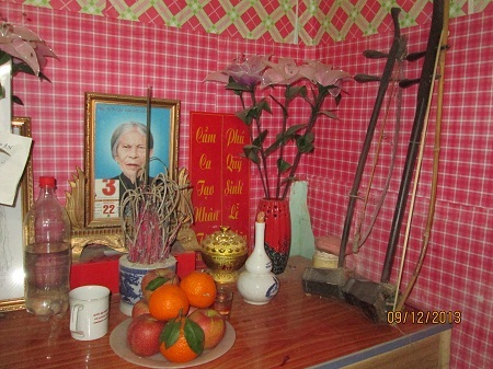 Cây đàn nhị được đặt trên bàn thờ theo đúng tâm nguyện của cụ Hà Thị Cầu