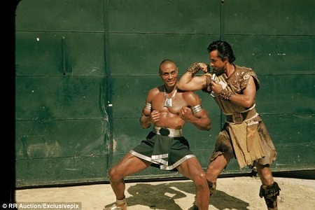 Ảnh hậu trường quý hiếm của bộ phim thành công nhất mọi thời đại - 2 Những diễn viên hài hước trên phim trường.