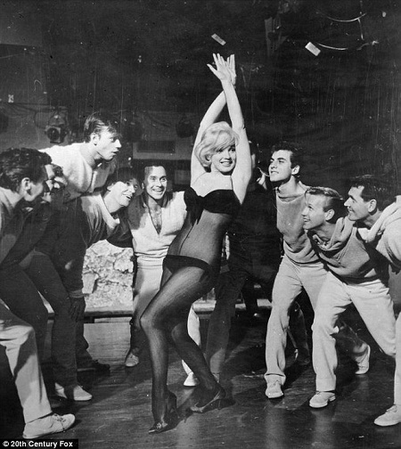 Marilyn Monroe hát bài “My Hearts Belongs to Daddy” trong phim “Let’s Make Love”.