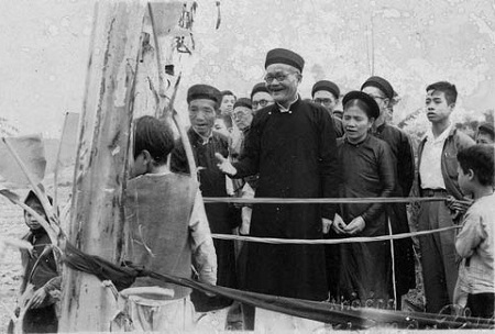 Tục ở rể xứ Đàng Trong - 1 Căng dây trước ngõ nhà cô dâu đòi “lệ phí” của nhà trai - tục lệ tại một vùng nông thôn xưa.