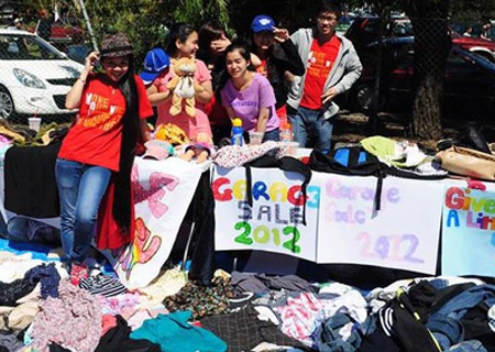 Một buổi bán đồ gây quỹ từ thiện của du học sinh Việt tại Melbourne trong năm 2012