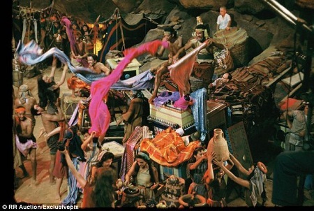 Ảnh hậu trường quý hiếm của bộ phim thành công nhất mọi thời đại - 3 Một cảnh quay huy động nhiều diễn viên quần chúng.