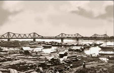 Một số hình ảnh khác về cầu Doumer (Long Biên) trong những năm chính quyền Pháp đô hộ.