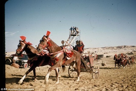 Ảnh hậu trường quý hiếm của bộ phim thành công nhất mọi thời đại - 5 Một cảnh quay huy động nhiều diễn viên quần chúng.