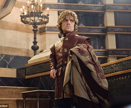 Người hâm mộ chết thảm vì... mải nhìn diễn viên - 2 Peter Dinklage trên thảm đỏ Quả Cầu Vàng.