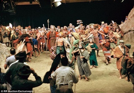 Ảnh hậu trường quý hiếm của bộ phim thành công nhất mọi thời đại - 7 Một cảnh quay huy động nhiều diễn viên quần chúng.