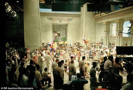 Ảnh hậu trường quý hiếm của bộ phim thành công nhất mọi thời đại - 8 Một bức ảnh chụp cả diễn viên và những người làm công tác hậu trường.