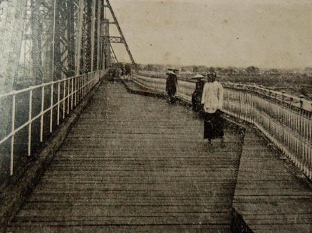 Một số hình ảnh khác về cầu Doumer (Long Biên) trong những năm chính quyền Pháp đô hộ.